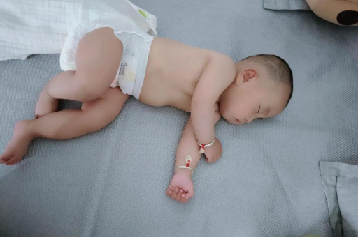 吕梁怀孕多久会显肚子